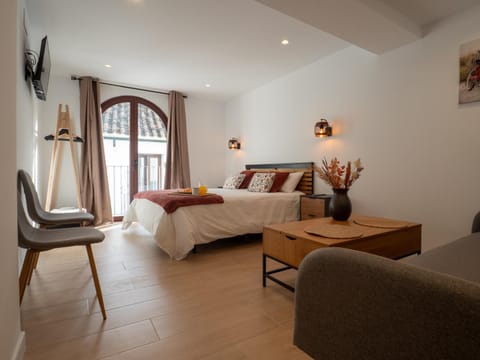 Bed, TV and multimedia, Photo of the whole room, Bedroom