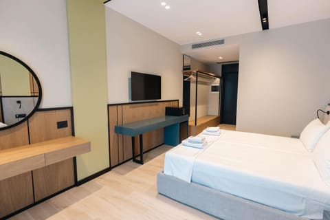 Bed, TV and multimedia, Photo of the whole room, wardrobe