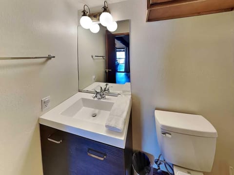 Toilet, Bathroom, towels