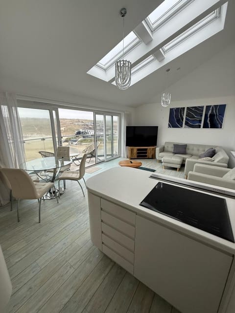 Stylish beachfront penthouse Apartment in Perranporth