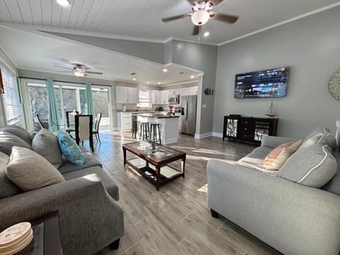 Communal lounge/ TV room, TV and multimedia, Kitchen or kitchenette, Living room, Seating area, Dining area