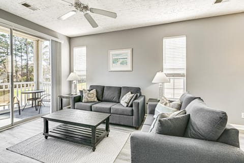 5 Mi to Myrtle Beach Hot Spots Condo with Perks! Apartment in Carolina Forest