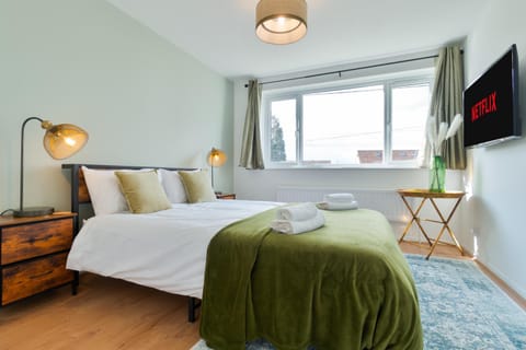 Bed, TV and multimedia, Photo of the whole room, Bedroom, towels