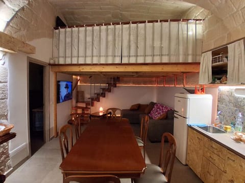 TV and multimedia, Kitchen or kitchenette, Living room, Dining area, pet friendly, stove