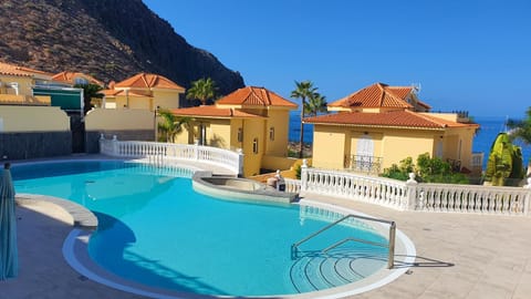 Property building, Day, Pool view, Swimming pool