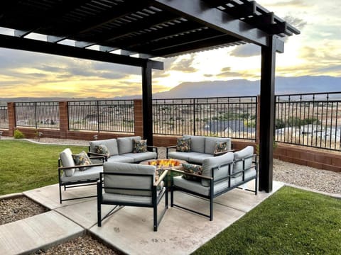 Patio, View (from property/room), City view, Mountain view, fireplace