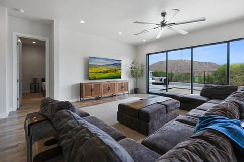 On the Golf Course Sleeps 30 Private Pool & Spa House in Washington