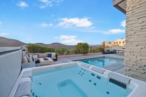 On the Golf Course Sleeps 30 Private Pool & Spa House in Washington