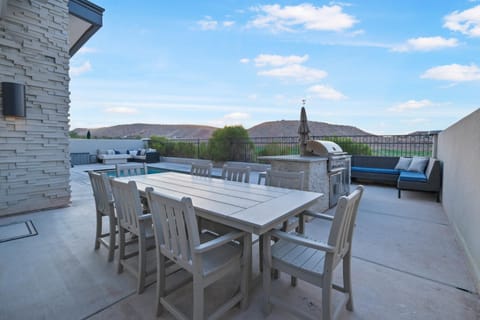 On the Golf Course Sleeps 30 Private Pool & Spa House in Washington