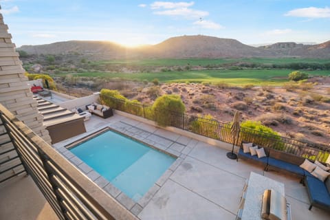 On the Golf Course Sleeps 30 Private Pool & Spa House in Washington