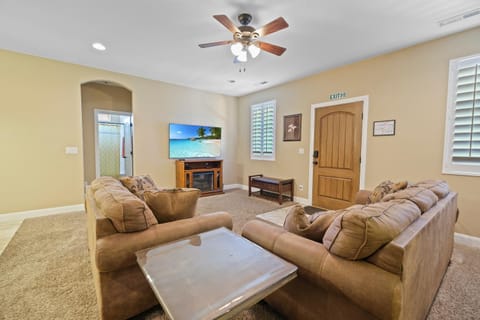 Near Zion 3BR Sleeps 8 RV Trailer Parking House in Toquerville