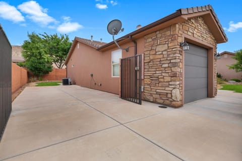 Near Zion 3BR Sleeps 8 RV Trailer Parking House in Toquerville