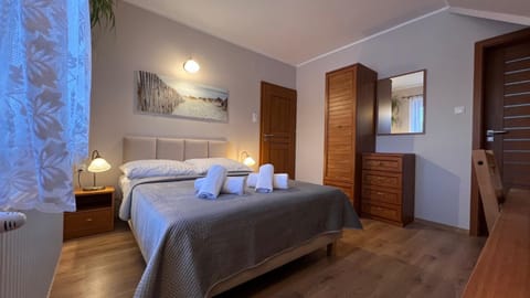 Bed, Photo of the whole room, wardrobe