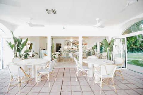 Restaurant/places to eat, Lounge or bar