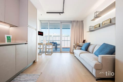 TV and multimedia, Kitchen or kitchenette, Living room, Seating area, Dining area