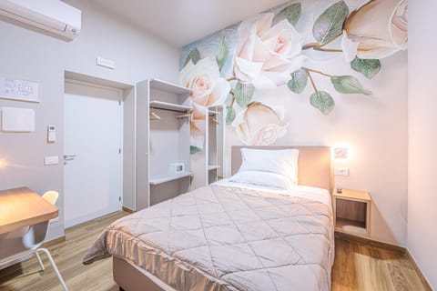 Bed, Photo of the whole room, Bedroom, wardrobe, air conditioner