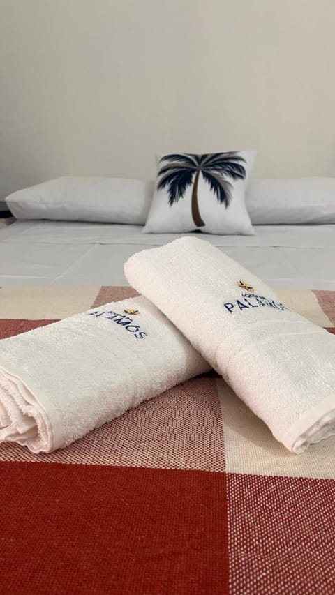 Bed, towels
