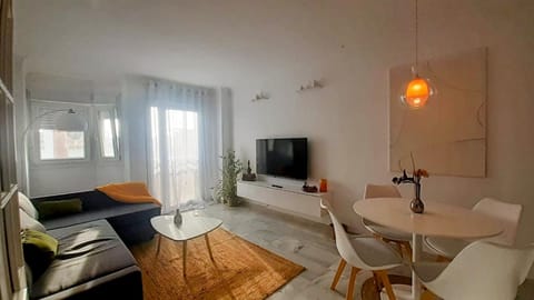 Bed, TV and multimedia, Living room, Photo of the whole room, Seating area, Dining area