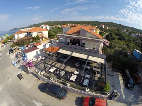Facade/entrance, Bird's eye view