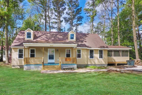 Utter East - great home with large screened porch and firepit next to the pond House in Chincoteague Island