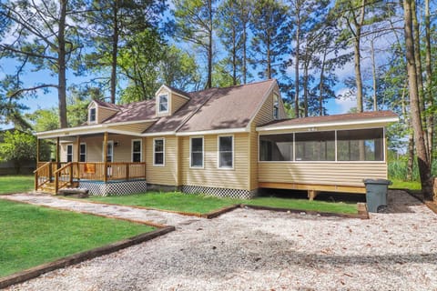 Utter East - great home with large screened porch and firepit next to the pond House in Chincoteague Island
