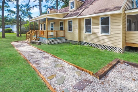 Utter East - great home with large screened porch and firepit next to the pond House in Chincoteague Island