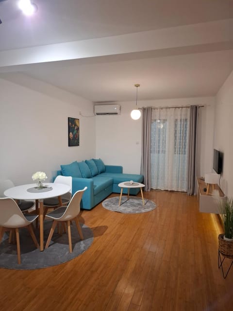 TV and multimedia, Living room, Seating area, Dining area, air conditioner