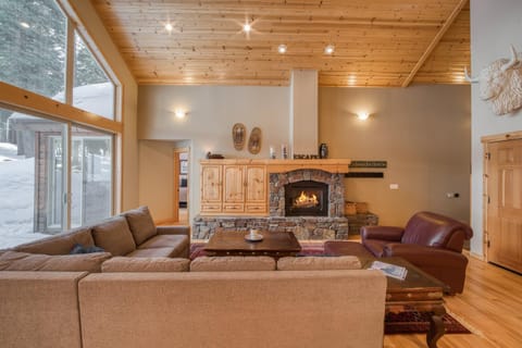 Great Bison Lodge at Tahoe Donner by Tahoe Getaways - Pet Friendly 4BR w HOA & Heated Driveway House in Truckee