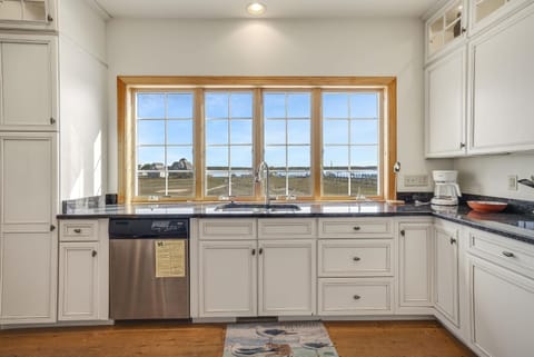 Wildflower - Waterfront & a deep water dock! House in Chincoteague Island