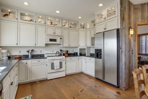 Wildflower - Waterfront & a deep water dock! House in Chincoteague Island