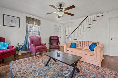 Windsor House - In town historic charm House in Chincoteague Island