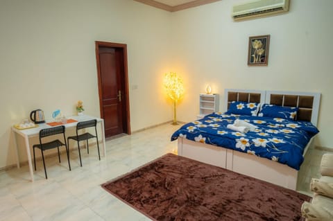 Bed, Photo of the whole room, Seating area, Dining area, Bedroom, air conditioner