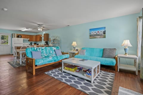 Vast Views - Pet friendly& a shared pool! House in Chincoteague Island