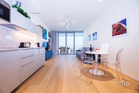 Kitchen or kitchenette, Dining area, minibar, oven, stove