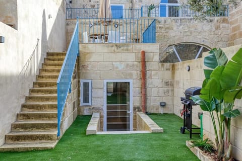 Property building, Patio, BBQ facilities, Garden, Garden, Balcony/Terrace, Garden view