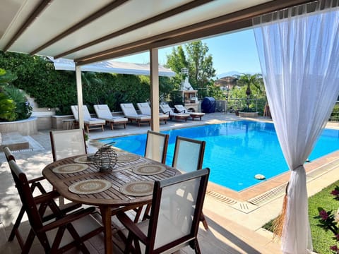 Dining area, Pool view, Swimming pool