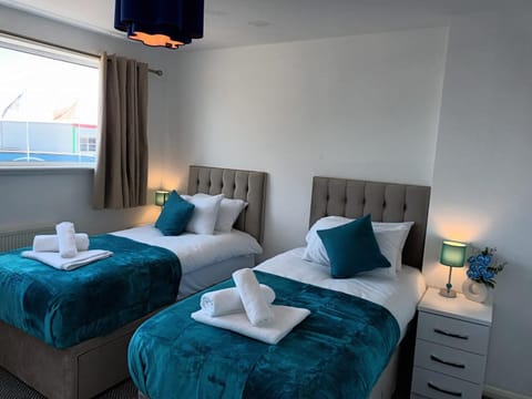 Bed, Bedroom, towels