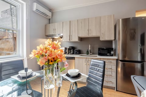 Coffee/tea facilities, Kitchen or kitchenette, Living room, Seating area, Dining area, dishwasher, oven, pet friendly, stove, toaster