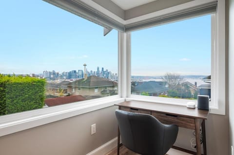 3BR 3BA Kerry Park Retreat in Queen Anne House in Queen Anne