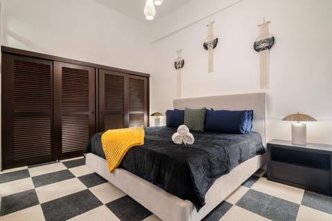 Bed, Bedroom, towels