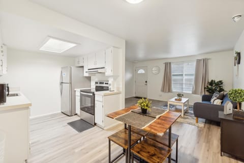 Communal lounge/ TV room, Kitchen or kitchenette, Living room, Seating area, Dining area, Communal kitchen, dishwasher, oven, stove, toaster