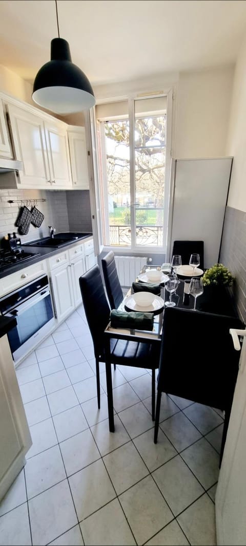 Coffee/tea facilities, Dining area, oven, stove, toaster