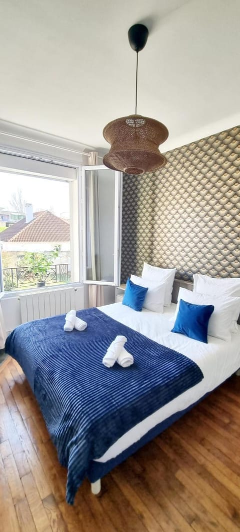 Bed, Photo of the whole room, Bedroom, Quiet street view