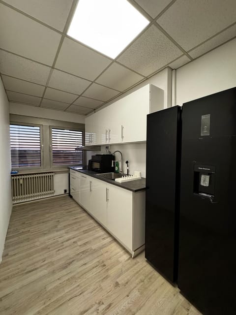 Coffee/tea facilities, Kitchen or kitchenette, oven, stove