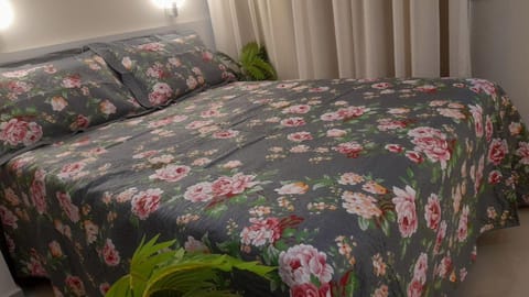 Bed, TV and multimedia, Bedroom, internet