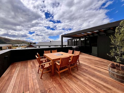 Property building, Patio, BBQ facilities, Balcony/Terrace, Dining area, Mountain view