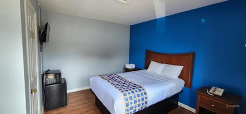 Bed, TV and multimedia, Bedroom