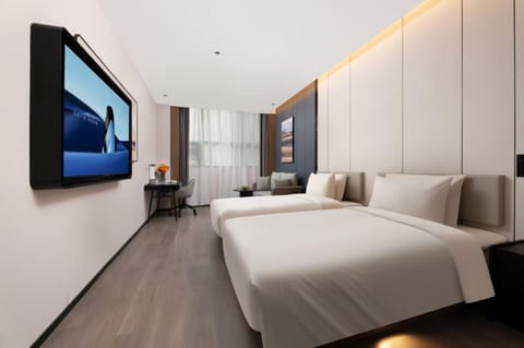 Bed, TV and multimedia, Photo of the whole room, Bedroom
