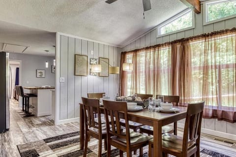 The Bungalow Hot Tub, WIFI, Games, Secluded, Near Dollywood, Free Attraction Tickets House in Pigeon Forge