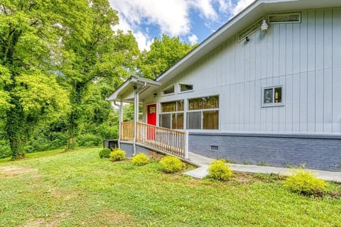 The Bungalow Hot Tub, WIFI, Games, Secluded, Near Dollywood, Free Attraction Tickets House in Pigeon Forge